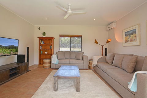 JE Guesthouse, Central To All The Hunter Valley Has To Offer - Hobart Tourism 3