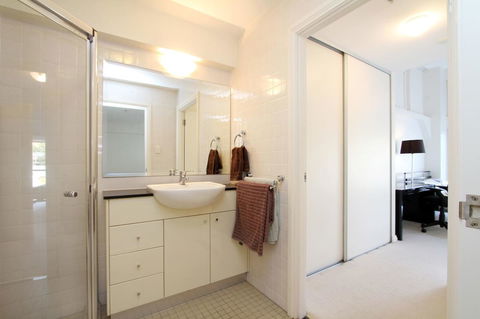 Waterfront Apartment On Sydney Harbour - Tourism TAS 4