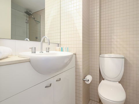 Lower Bridge And Sails - Executive 2BR Darlinghurst Apartment With Balcony And Rooftop Views - Tourism TAS 10