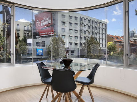 Lower Bridge And Sails - Executive 2BR Darlinghurst Apartment With Balcony And Rooftop Views - Tourism TAS 1