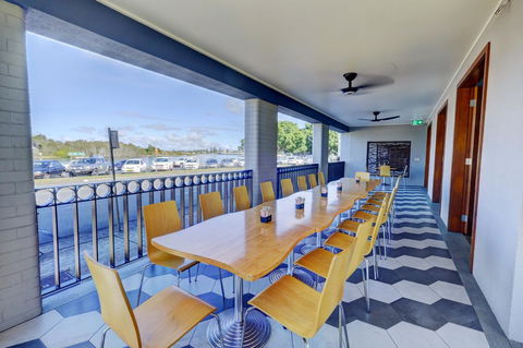 Lakes And Ocean Hotel Forster - Hobart Tourism 7