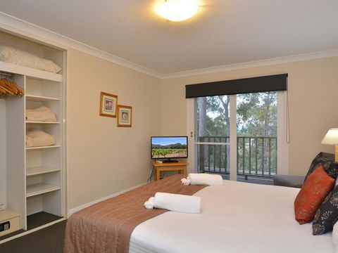 Villa De Saran Located Within Cypress Lakes - Tourism TAS 1