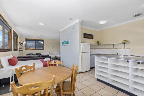 Coastal Bay Motel - Tourism TAS 9
