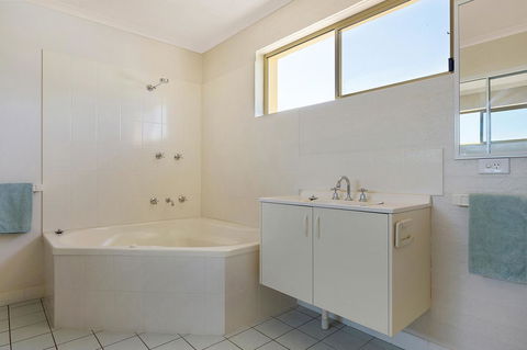 Baywatch Apartments Merimbula - Hobart Tourism 16