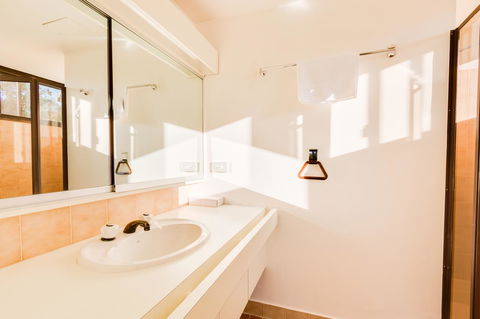 Pacific Towers Beach Resort - Tourism TAS 28