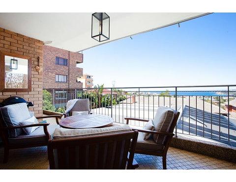 Ocean Views And Sea Breezes Over Bondi Beach - Tourism TAS 9