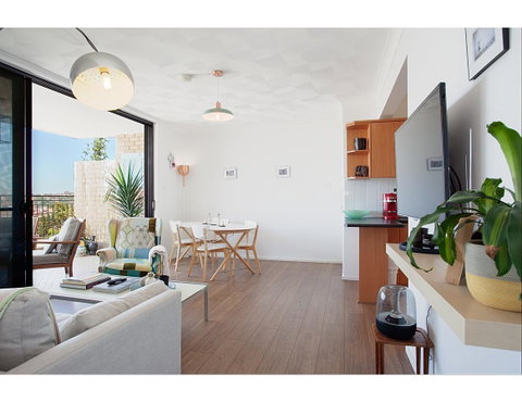 Ocean Views And Sea Breezes Over Bondi Beach - Tourism TAS 16