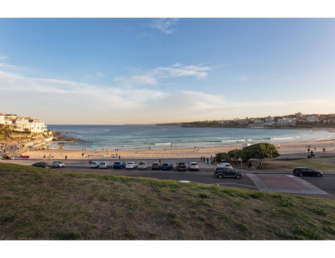 Ocean Views And Sea Breezes Over Bondi Beach - Tourism TAS 2