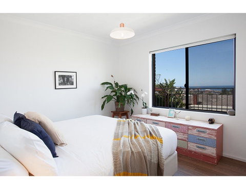 Ocean Views And Sea Breezes Over Bondi Beach - Tourism TAS 15