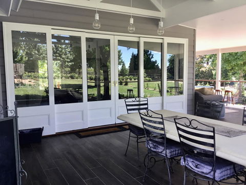 Chanticleer Gardens Barn Cottage With A Pool - Hobart Tourism 3