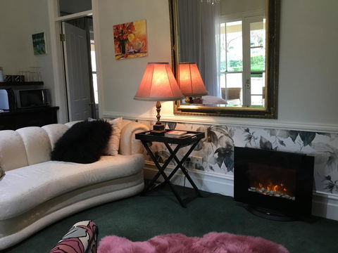 Chanticleer Gardens Barn Cottage With A Pool - Hobart Tourism 42