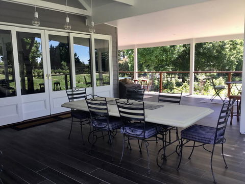 Chanticleer Gardens Barn Cottage With A Pool - Hobart Tourism 5