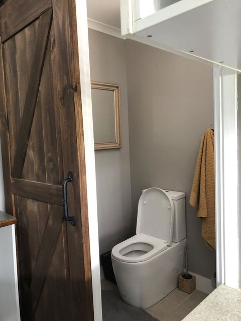 Chanticleer Gardens Barn Cottage With A Pool - Hobart Tourism 21