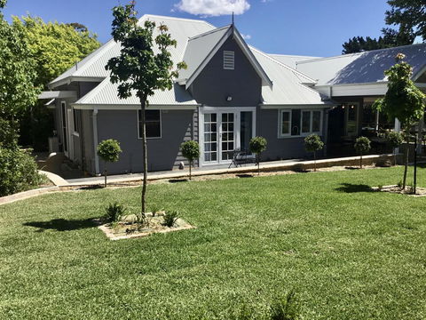 Chanticleer Gardens Barn Cottage With A Pool - Hobart Tourism 9
