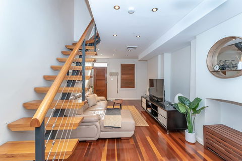 2 Bed House + Loft In Pyrmont - Tourism TAS 10