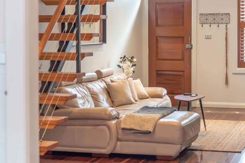 2 Bed House + Loft In Pyrmont - Tourism TAS 8