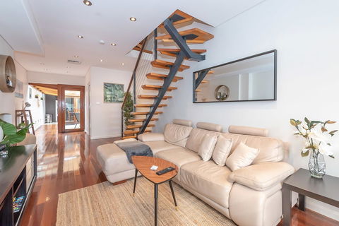 2 Bed House + Loft In Pyrmont - Tourism TAS 19