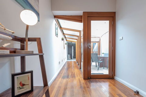 2 Bed House + Loft In Pyrmont - Tourism TAS 7
