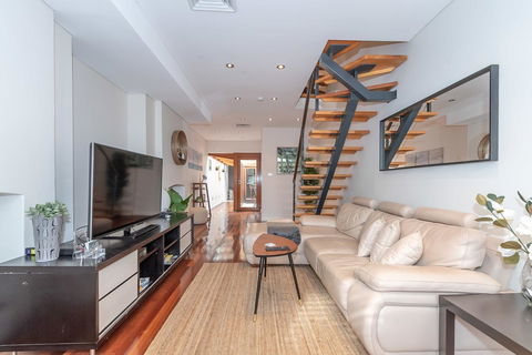 2 Bed House + Loft In Pyrmont - Tourism TAS 0