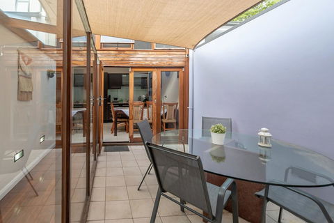 2 Bed House + Loft In Pyrmont - Tourism TAS 6