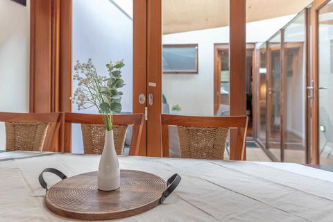 2 Bed House + Loft In Pyrmont - Tourism TAS 3