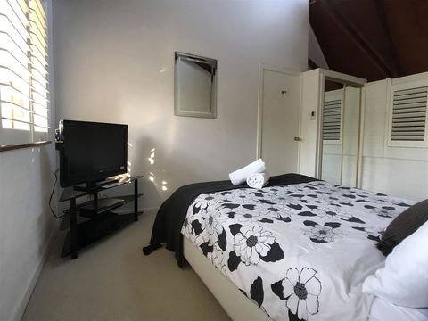 Treetops Everglades Villa - Hobart Tourism 5