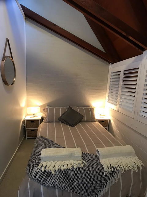 Treetops Everglades Villa - Hobart Tourism 6