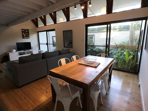 Treetops Everglades Villa - Hobart Tourism 9