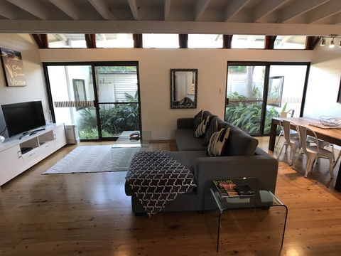 Treetops Everglades Villa - Hobart Tourism 1