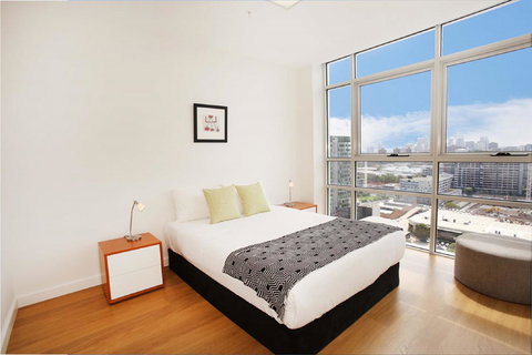 Gadigal Groove - Modern And Bright 3BR Executive Apartment In Zetland With Views - Hobart Tourism 5