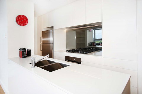Gadigal Groove - Modern And Bright 3BR Executive Apartment In Zetland With Views - Hobart Tourism 3