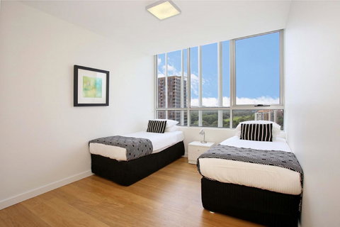 Gadigal Groove - Modern And Bright 3BR Executive Apartment In Zetland With Views - Hobart Tourism 6