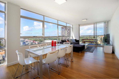 Gadigal Groove - Modern And Bright 3BR Executive Apartment In Zetland With Views - Hobart Tourism 1