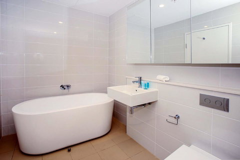 Gadigal Groove - Modern And Bright 3BR Executive Apartment In Zetland With Views - Hobart Tourism 8