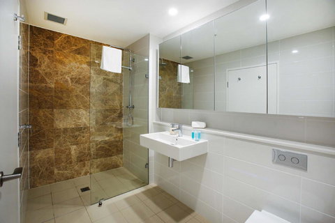 Gadigal Groove - Modern And Bright 3BR Executive Apartment In Zetland With Views - Hobart Tourism 7