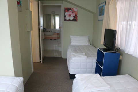 Golden Sands Motor Inn - Tourism TAS 22