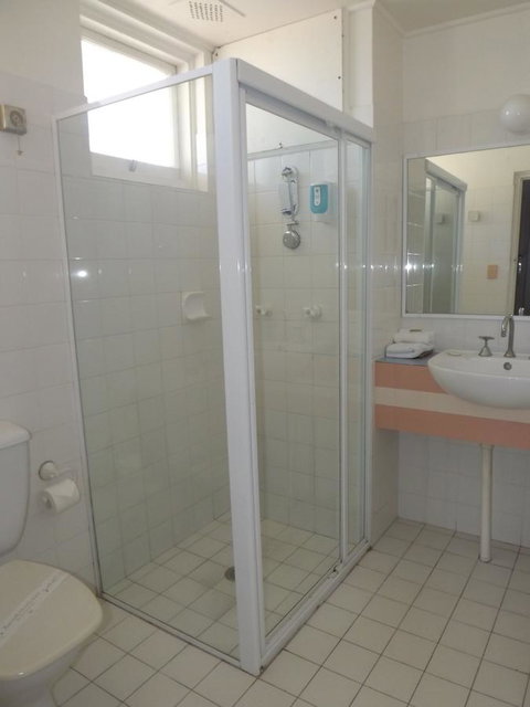 Golden Sands Motor Inn - Tourism TAS 27