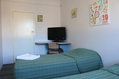 Golden Sands Motor Inn - Tourism TAS 19