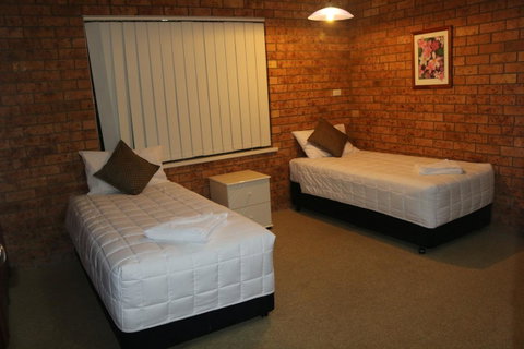 Golden Sands Motor Inn - Tourism TAS 5