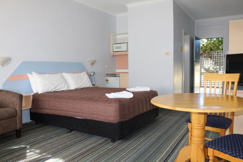 Golden Sands Motor Inn - Tourism TAS 24