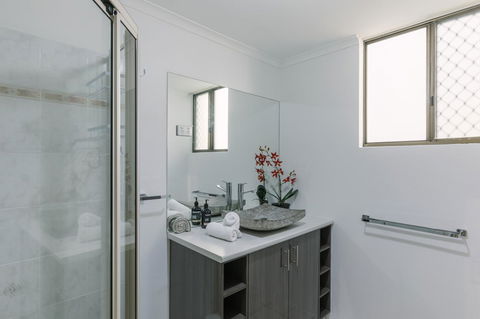 CitySide Apartment - 2 Bedroom With Private Courtyard - Tourism TAS 16