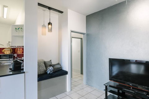 CitySide Apartment - 2 Bedroom With Private Courtyard - Tourism TAS 8