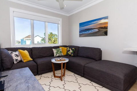 BONDI BREEZE-hosted By:L'Abode Accommodation - Hobart Tourism 1