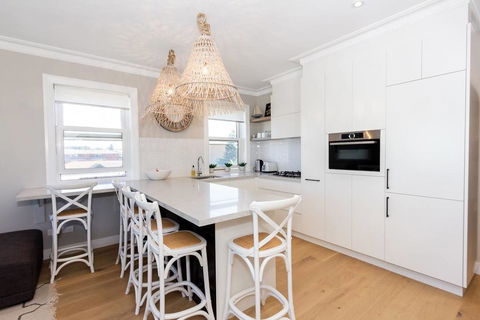 BONDI BREEZE-hosted By:L'Abode Accommodation - Hobart Tourism 0