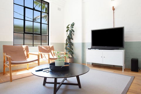 Boutique, Sunlit Studio With Designer Furnishings - Tourism TAS 3