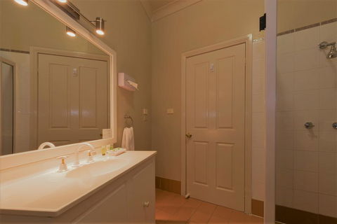 Bowen Inn Motel - Tourism TAS 1