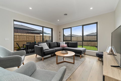 Brand New And Beautiful - Rosebud Holiday Home - Tourism TAS 3