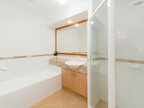 Breakers Block 3 - Unit 2 - Pool In Complex - Across The Road From The Beach - Tourism TAS 3