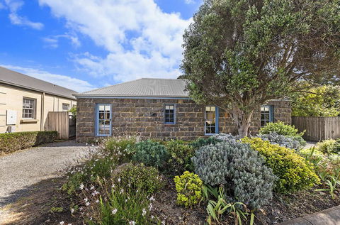 Breakfast Creek Cottage - Central Bluestone Cottage - Hobart Tourism 1