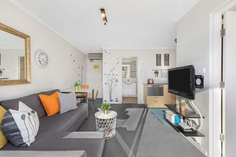 Bright Central Pad With Rooftop Pool, Gym & Parking - Tourism TAS 1
